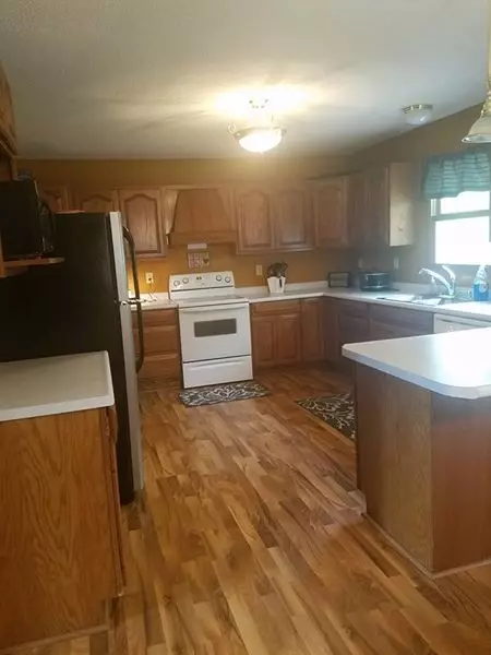 504 E 3rd St, Tama, IA 52339 photo 2
