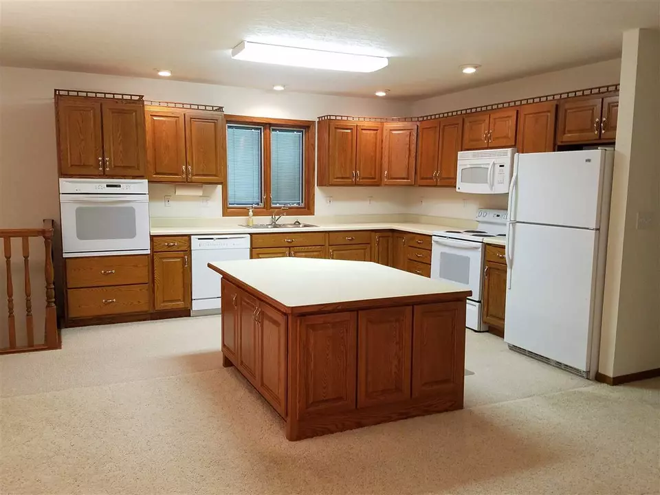  705 Hildreth St, Charles City, IA 50616 photo 3