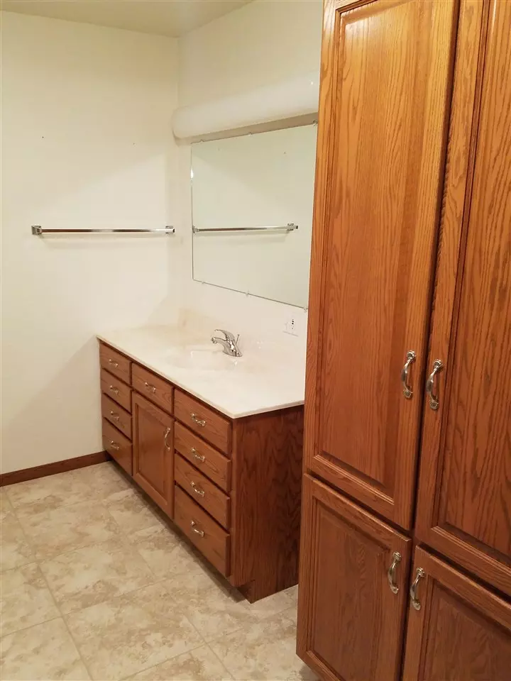  705 Hildreth St, Charles City, IA 50616 photo 10