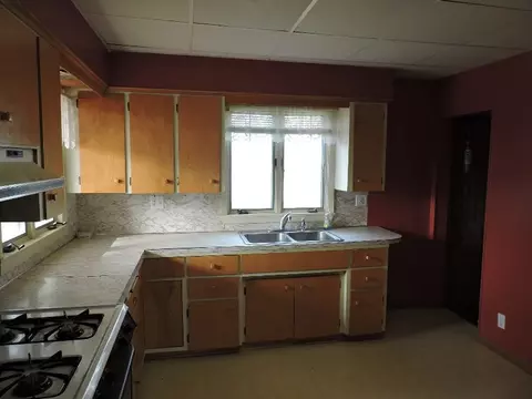 813 E Main St, Decorah, IA 52101 photo 4