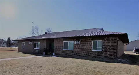 108 S Center St, Dundee, IA 52038 photo 2