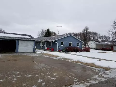 804 Mitchell, Ackley, IA 50601 photo 2