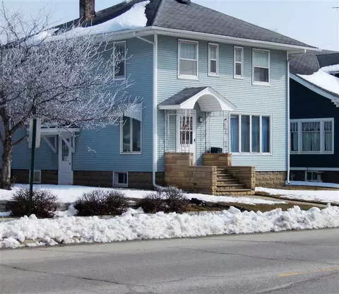 212 E 1st St, Sumner, IA 50674 photo 2