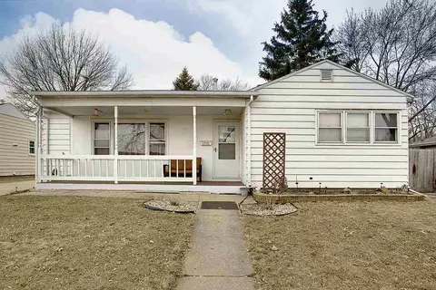 1230 Sheldon St, Waterloo, IA 50701 photo 1