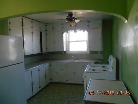 902 E 4th St, Vinton, IA 52349 photo 4
