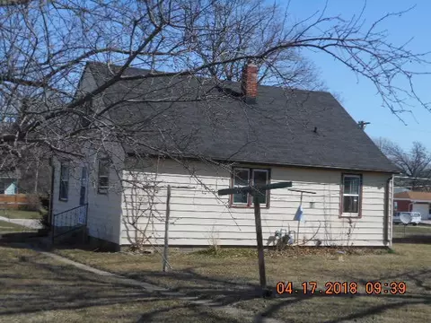 902 E 4th St, Vinton, IA 52349 photo 2