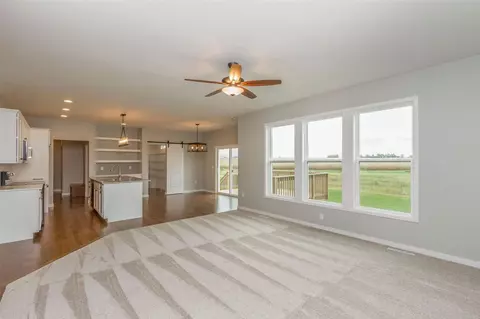 1248 Partridge Ln, Waterloo, IA 50701 photo 2