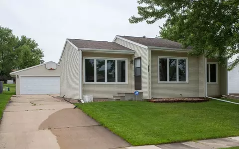 4014 Mark Dr, Waterloo, IA 50701 photo 1