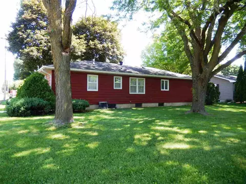 715 W 5th St, Sumner, IA 50674 photo 2
