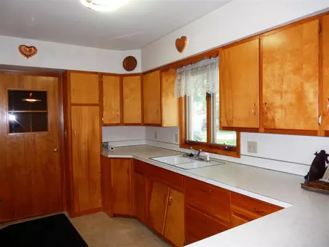 715 W 5th St, Sumner, IA 50674 photo 3