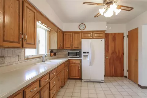 445 Devonshire Dr, Waterloo, IA 50701 photo 6