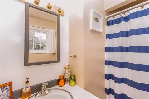 1901 E Ridgeway Ave, Waterloo, IA 50702 photo 12