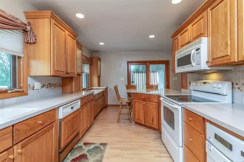 310 E Mitchell Ave, Waterloo, IA 50702 photo 3