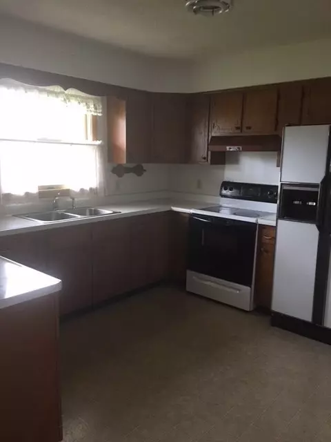 1103 Wilson St, Dysart, IA 52224 photo 4