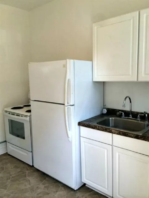 935 W 3 St, Waterloo, IA 50701 photo 2