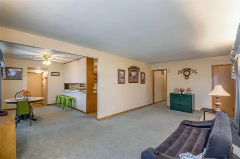 304 E Sufficool St, Hazleton, IA 50641 photo 5