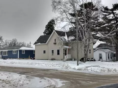 231 E 3rd Ave, Cresco, IA 52136 photo 2