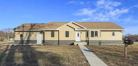 401 Eureka St, Waterloo, IA 50702 photo 1