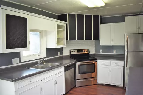1143 Rainbow Dr, Waterloo, IA 50701 photo 2