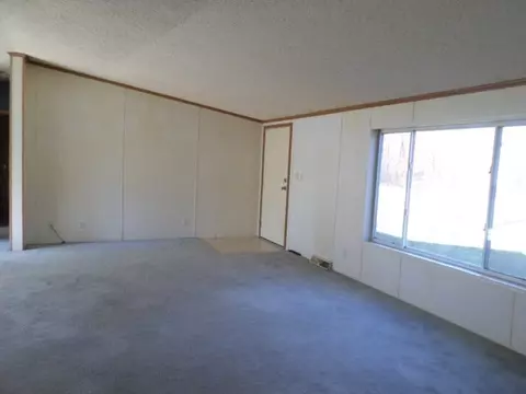 304 E North St, Hazleton, IA 50641 photo 4