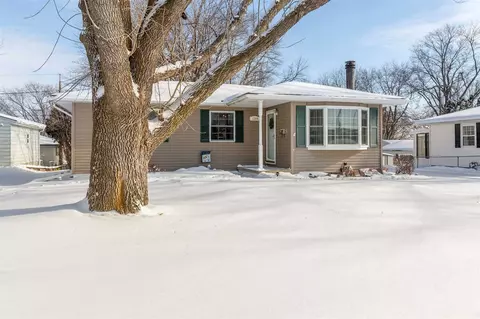 1269 S Hackett Rd, Waterloo, IA 50701 photo 1