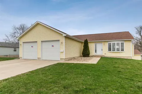 1919 E Ridgeway Ave, Waterloo, IA 50702 photo 1