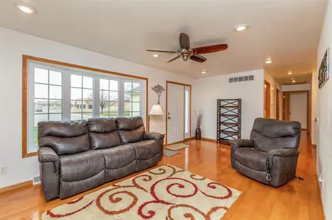 1919 E Ridgeway Ave, Waterloo, IA 50702 photo 4