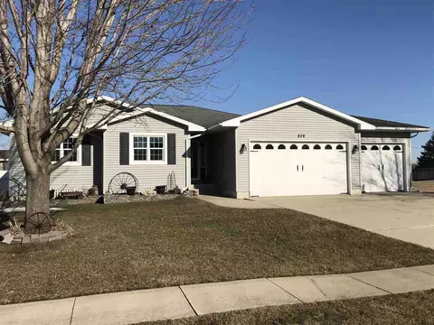 829 Juniper Dr, Waterloo, IA 50702 photo 1
