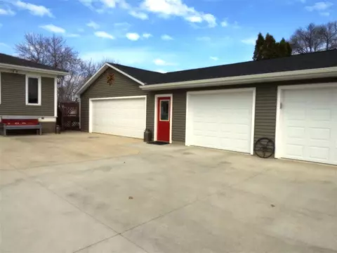 616 E 1st St, Sumner, IA 50674 photo 2