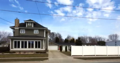 616 E 1st St, Sumner, IA 50674 photo 1