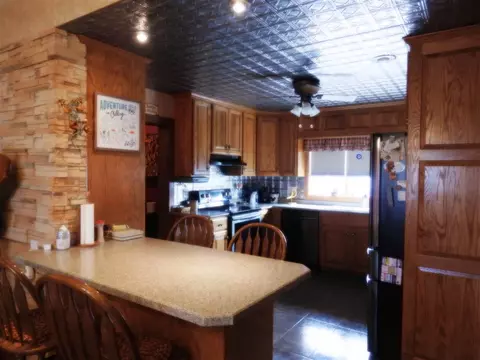 616 E 1st St, Sumner, IA 50674 photo 4