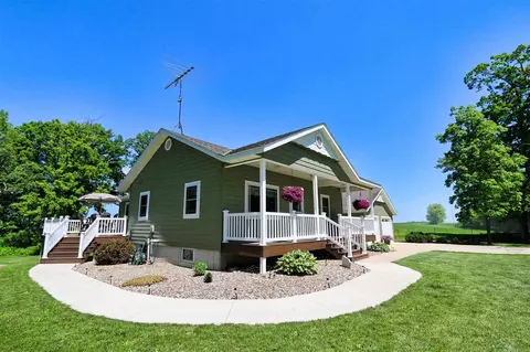 2372 Hitching Post Rd, Decorah, IA 52101 photo 2