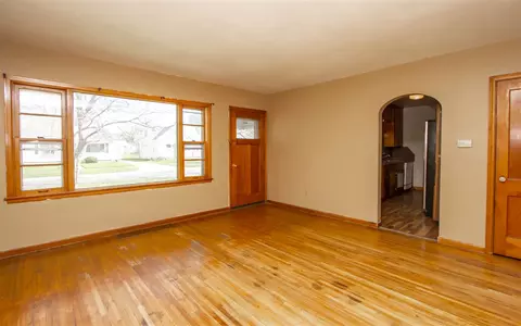 1116 E Mitchell Ave, Waterloo, IA 50702 photo 2