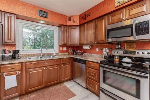 657 Jane St, Waterloo, IA 50701 photo 2