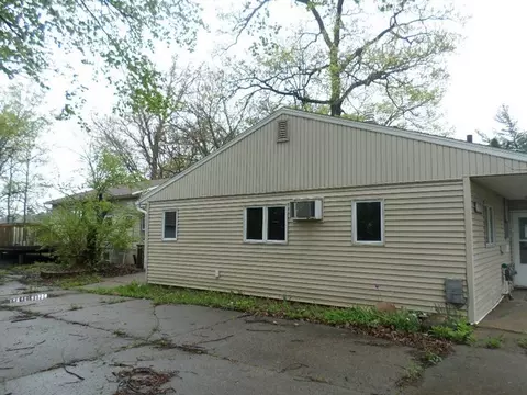 600 S Hackett Rd, Waterloo, IA 50701 photo 3