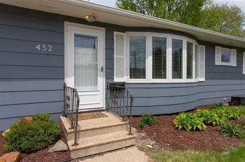 452 Devonshire Dr, Waterloo, IA 50701 photo 2