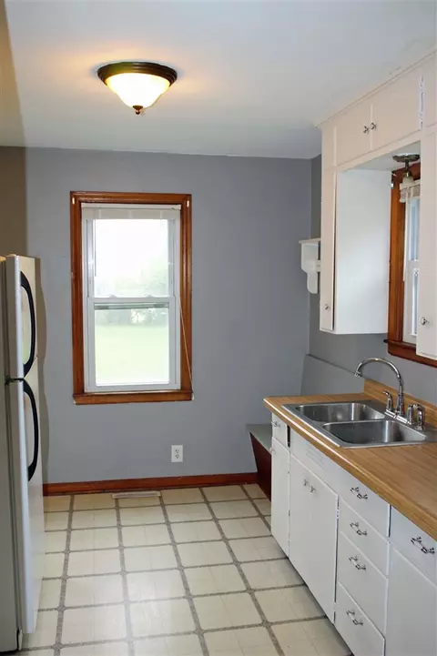 419 E 2nd St, Readlyn, IA 50668 photo 3