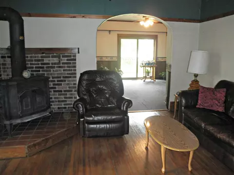 254 Far East St, Winthrop, IA 50682 photo 10