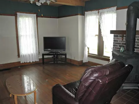 254 Far East St, Winthrop, IA 50682 photo 8