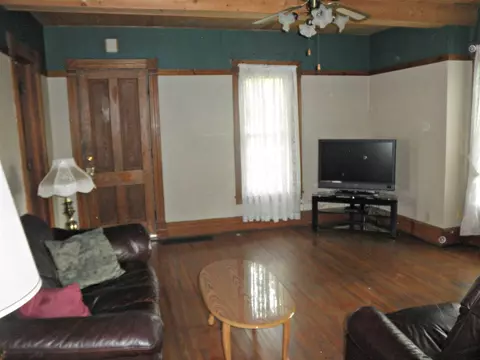 254 Far East St, Winthrop, IA 50682 photo 7