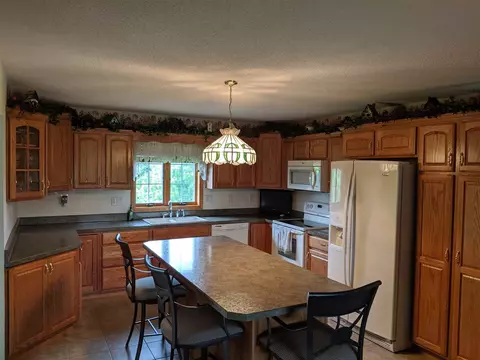 107 Eagle Dr, Mcgregor, IA 52157 photo 2