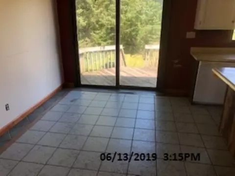 1209 E 4th St, Vinton, IA 52349 photo 6