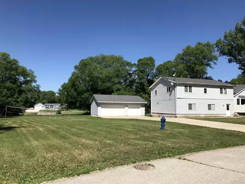 1019 Gilbert St, Waterloo, IA 50707 photo 1