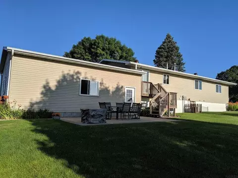 603 Dillon St SE, Cascade, IA 52033 photo 2