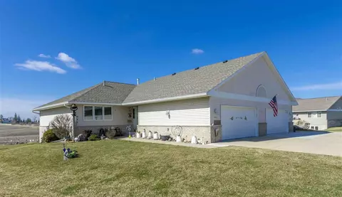 4418 Reflection Ln, Waterloo, IA 50701 photo 1