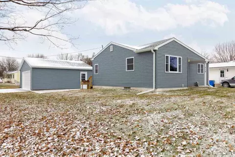 516 Maple St, Washburn, IA 50702 photo 2