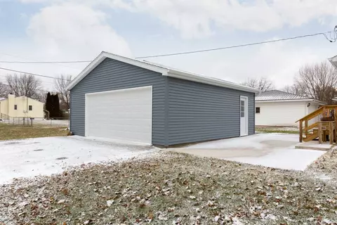 516 Maple St, Washburn, IA 50702 photo 3