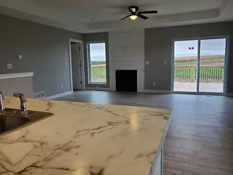 810 Grindstone Cir, Waterloo, IA 50702 photo 4