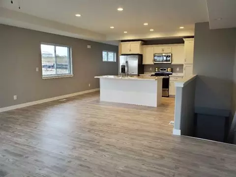 810 Grindstone Cir, Waterloo, IA 50702 photo 2