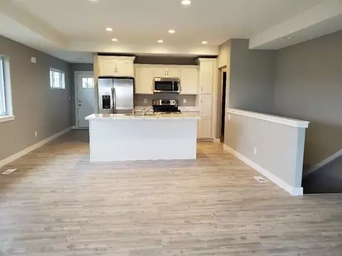 810 Grindstone Cir, Waterloo, IA 50702 photo 3